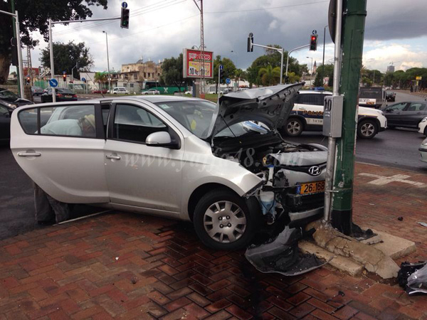  بالصور: إصابة طفيفة لفتى بحادث طرق ذاتي بالقرب من سجن أبو كبير بيافا 